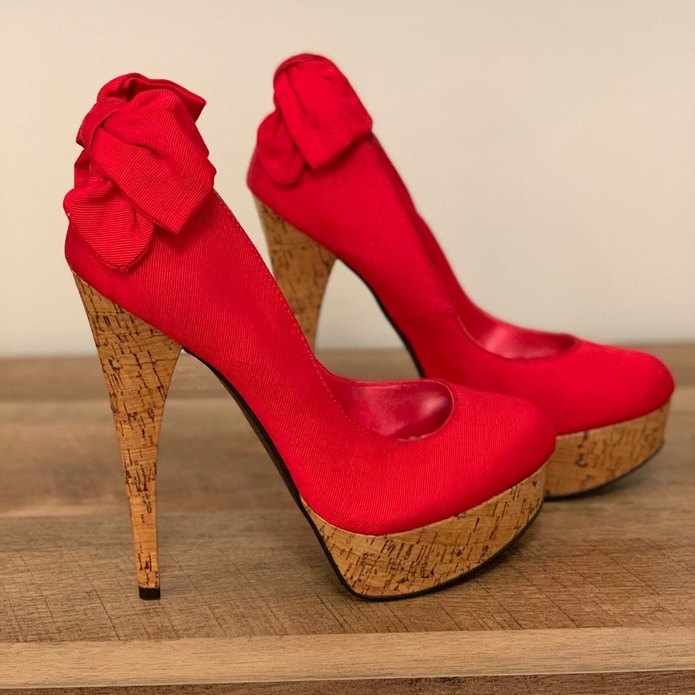 Bebe size 8 pump heels never worn
